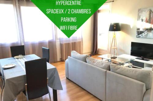 . Le Voltaire -2 chambres- 70m2- HYPERCENTRE-Parking-WIFI FIBRE- Nouvelle literie