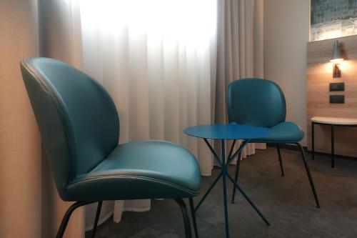 Standard Double Room image 9