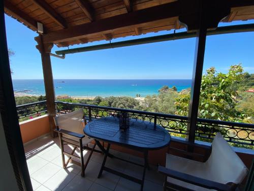 Papadatos Apts With Amazing View - 5mins from the beach