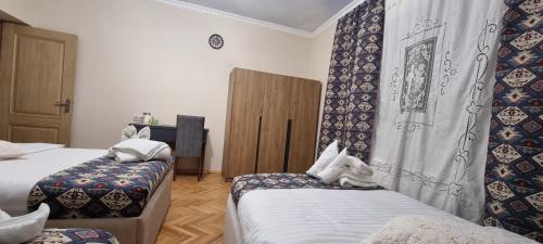 3 double beds