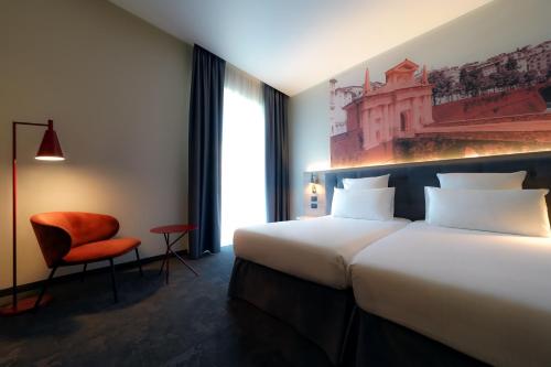 Standard Twin Room image 7