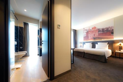 Standard Twin Room image 4