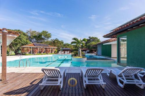 Zwembad, Casa alto padrao completa! Area Gourmet, cervejeira, 4 suites com ar, wi-fi, completa! in Vila Luiza
