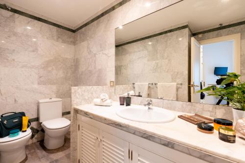 Sevilla Central Suites Apartamentos Puerta Jerez - image 2