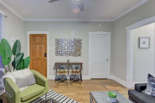 Cooper Young Bungalow with All the Essentials in Memphis, USA
