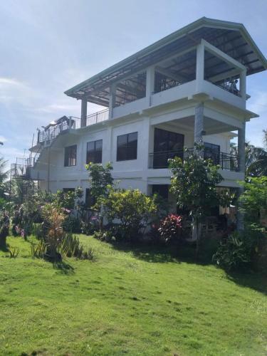 B&B Catarman - Taylors Country Home by Taylors Traveller's Inn- The Grande Second Floor - Bed and Breakfast Catarman