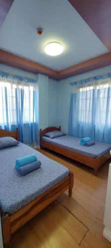 2 twin beds
