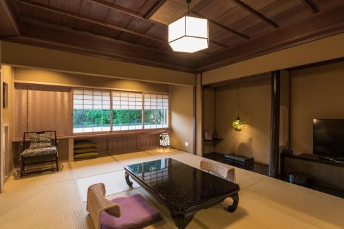 京都 南禅寺 八千代 (1915 年創業)和室 レジデンシャル スイート（4名・貸切半露天風呂あり）