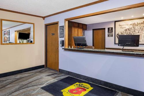 Super 8 by Wyndham Valentine NE - image 10