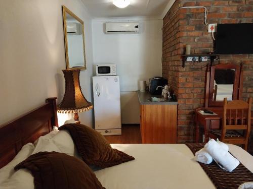 1 double bed, 2 twin beds