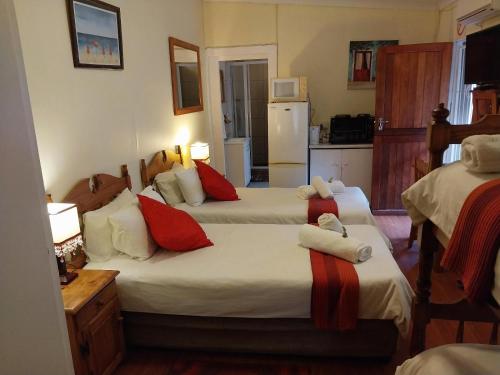 2 twin beds, 2 bunk beds