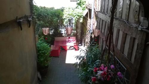 Apartment with 2 bedrooms in Troyes with enclosed garden and WiFi - image 11