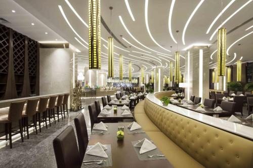 Restaurant, Ramada Plaza by Wyndham Xian South in International Exhibition Center