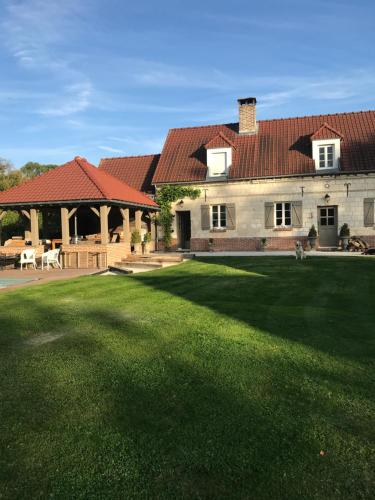 Buitenkant, l'abreuvoir de rivière (l'abreuvoir de riviere) in Longpre-Les-Corps-Saints