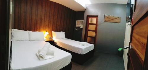 1 double bed, 1 twin bed