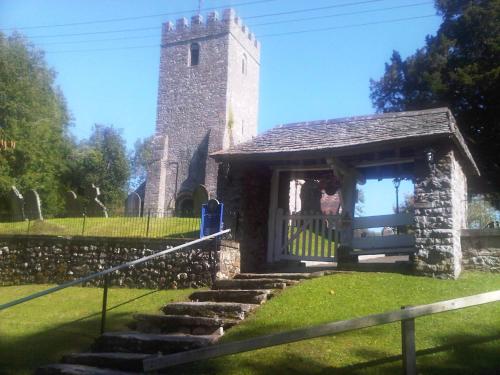 Seven Stars- hot tub & garden with fabulous views.