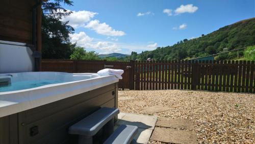 Seven Stars- hot tub & garden with fabulous views.