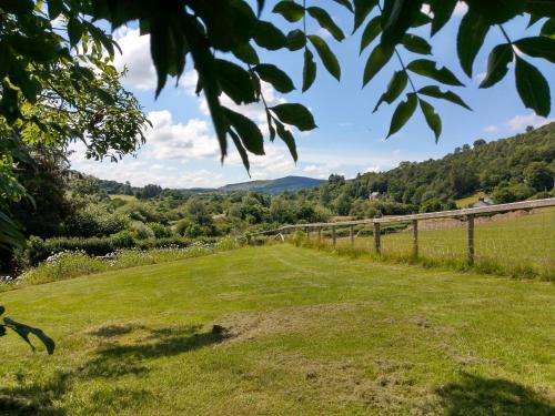 Seven Stars- hot tub & garden with fabulous views.