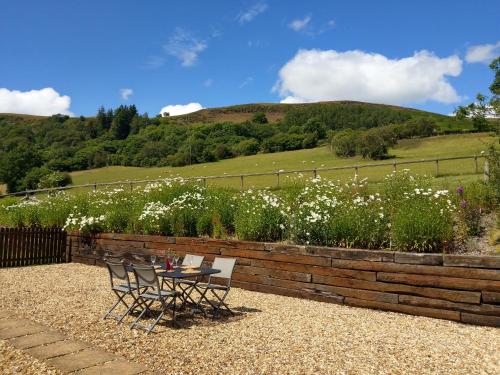 Seven Stars- hot tub & garden with fabulous views.