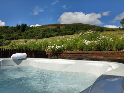 Seven Stars- hot tub & garden with fabulous views.