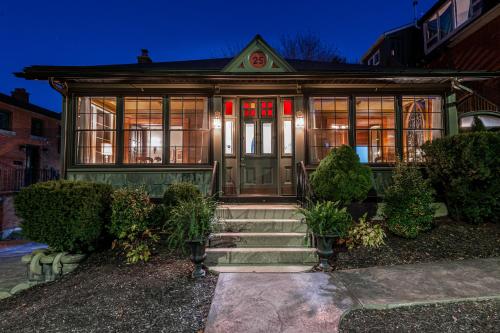 Henry House - Patio Suite - One-of-a-kind Luxurious Tranquility