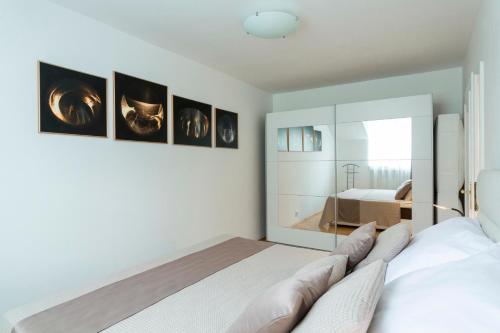 Modern Apartment in New Town by Prague Days