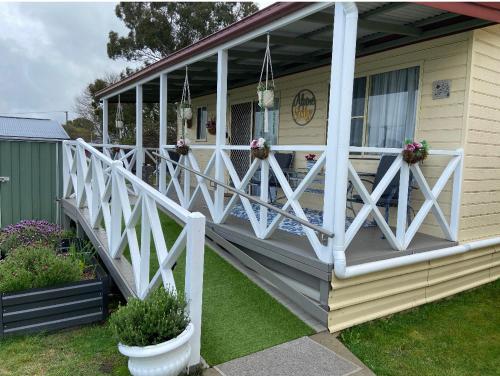 Alpine Lodge Guyra Guesthouse Short-term residential cabin NO STEPS 1 Block from shops in Guyra