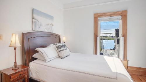 Queen Room with Sea View - Main Floor