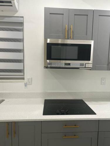 Stunning Deluxe Studio in ไฮอาลีอาห์ (FL)