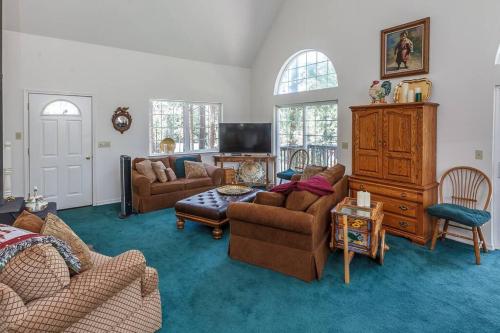 Shared lounge/TV area, Cedar Haven - A Hiker's Retreat in Midpines (CA)