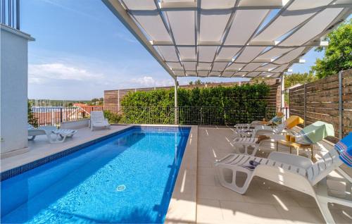 Stunning Home In Milna With 4 Bedrooms, Outdoor Swimming Pool And Heated Swimming Pool