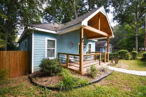Entertainers paradise close to airport