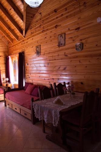 1 double bed, 2 twin beds