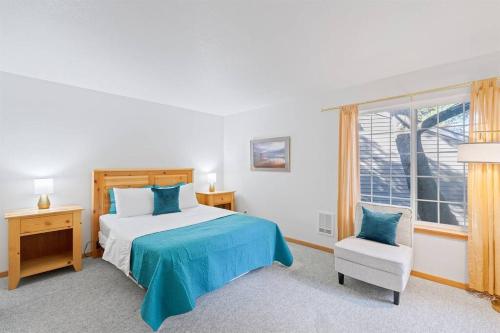 Cannon beach vibes, steps to the beach,WIFI,3 full bedroom en suites with 3 fireplaces,Near Downtown