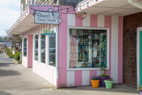 Cannon beach vibes, steps to the beach,WIFI,3 full bedroom en suites with 3 fireplaces,Near Downtown