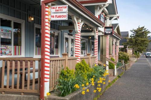 Cannon beach vibes, steps to the beach,WIFI,3 full bedroom en suites with 3 fireplaces,Near Downtown