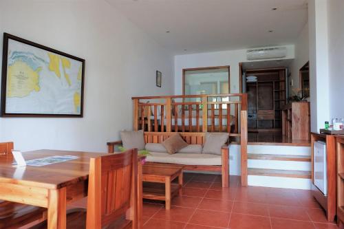 Island View Beachfront Resort Room Type - Deluxe King Room