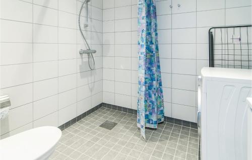 화장실, Awesome Apartment In Visby With Kitchen in 이스트 비스뷔