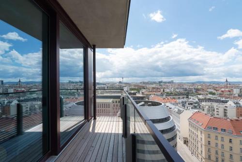  Hoch hinaus, neu und stilvoll mit Pool am Dach in Wien