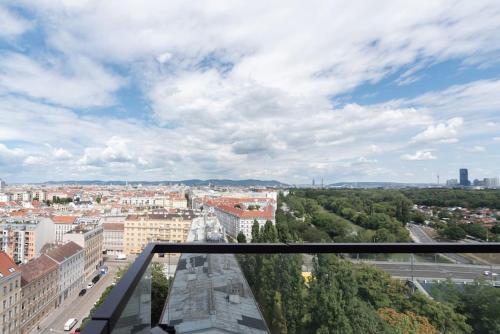  Hoch hinaus, neu und stilvoll mit Pool am Dach in Wien