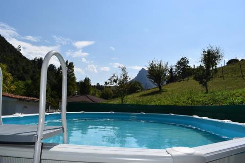 LA CASA AZUL, en plena naturaleza con piscina privada, jardín, barbacoa, saltador y acceso al río Asón
