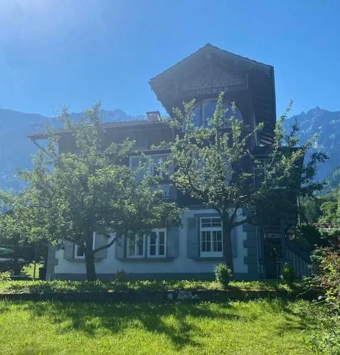 Peaceful Lakeside Chalet with Garden and Parking - Chalet Mignon in Bönigen, Schweiz