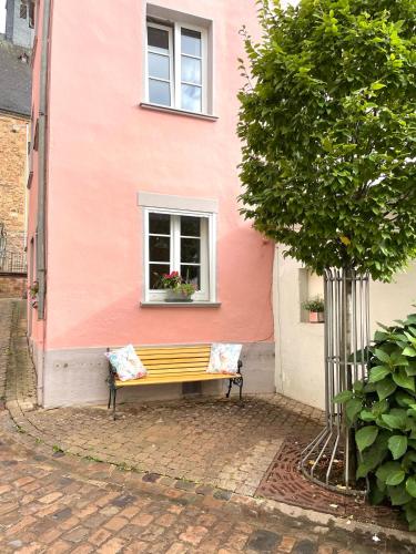 Uriges Ferienhaus in der Altstadt von Saarburg mit Sauna, Kinderspielecke, 1000Mbit Wlan, 1 Minute vom Wasserfall entfernt