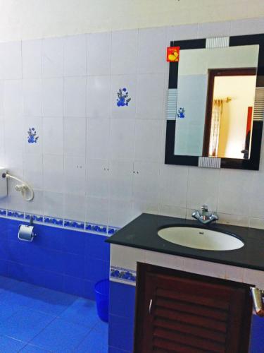 Bathroom, STAYMAKER Tropical Blooms in Kutta