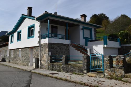 LA CASA AZUL, en plena naturaleza con Piscina, jardín, barbacoa, saltador y acceso al río Asón