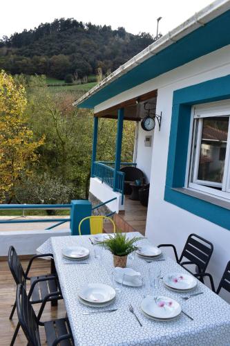 LA CASA AZUL, en plena naturaleza con Piscina, jardín, barbacoa, saltador y acceso al río Asón