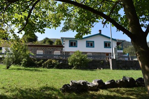 LA CASA AZUL, en plena naturaleza con Piscina, jardín, barbacoa, saltador y acceso al río Asón