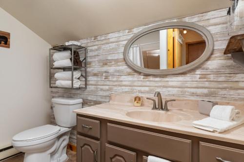 Sleepy Hollow 5BR Cabin - National Park 7 Min, Hot Tub, Fire Pit, Sleeps 12 in Luray, USA