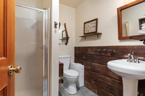 Sleepy Hollow 5BR Cabin - National Park 7 Min, Hot Tub, Fire Pit, Sleeps 12 detail
