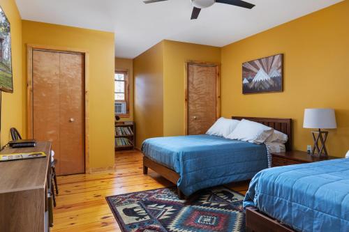 Sleepy Hollow 5BR Cabin - National Park 7 Min, Hot Tub, Fire Pit, Sleeps 12 in Luray, USA